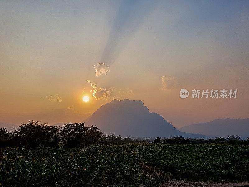 泰国北部Chiang Dao Doi Luang山。